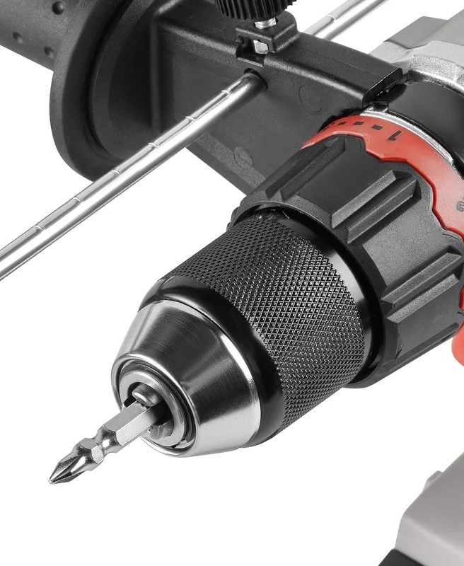 akkumulyatornaya-drel-shurupovert-crown-ct21076hmx-4-bmc-v-rukah