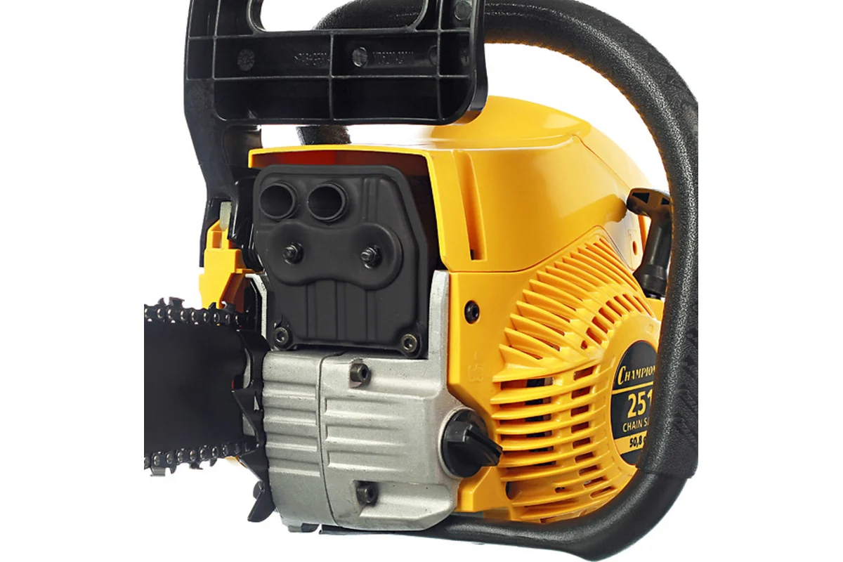 champion-251-benzopila-zadnij-vid-s-dvigatелем.jpg