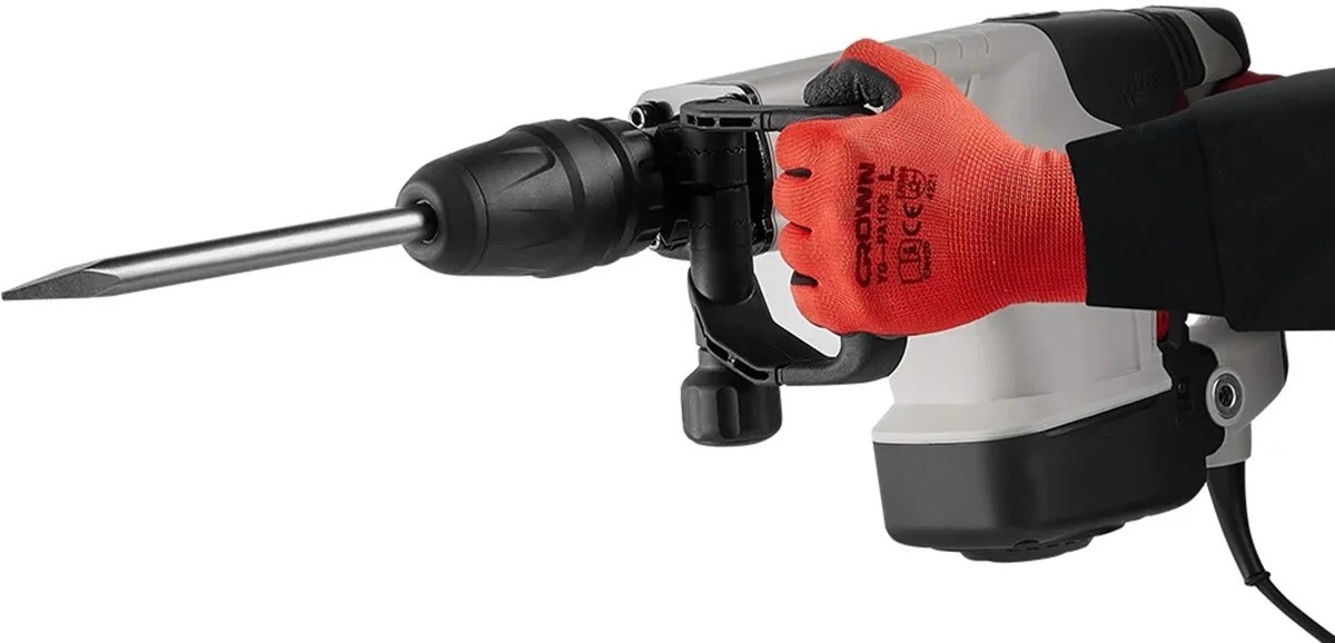 otboinyj-molotok-crown-ct18123v-bmc-v-ruke