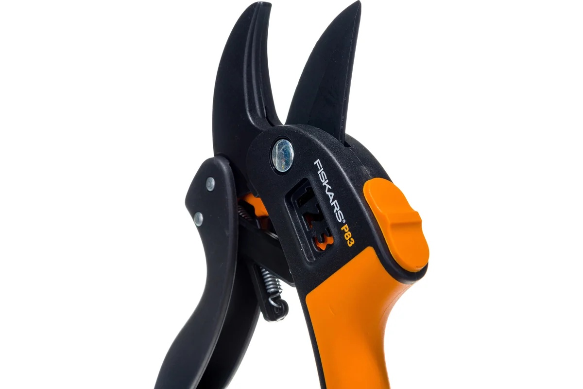 sekator-fiskars-111670-upakovka