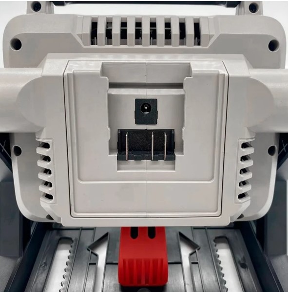 cordless-led-floodlight-crown-ct26018hx-charging-port