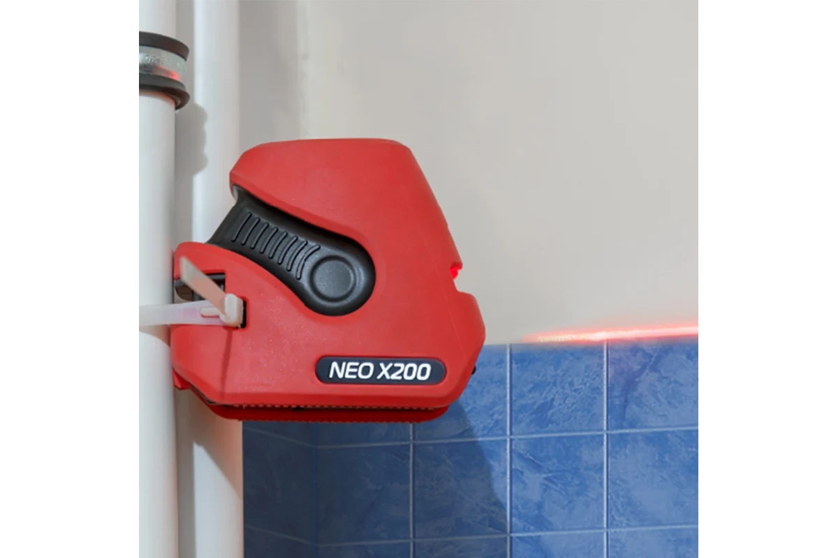 lazernyi-uroven-condtrol-neo-x200-montazh-na-trubu
