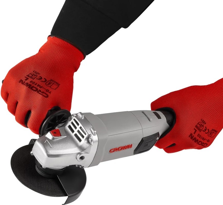 uglovaya-shlifovalnaya-mashina-crown-ct13506-125n-in-use-alt