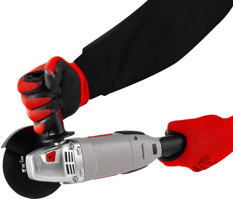 uglovaya-shlifovalnaya-mashina-crown-ct13506-125n-in-use