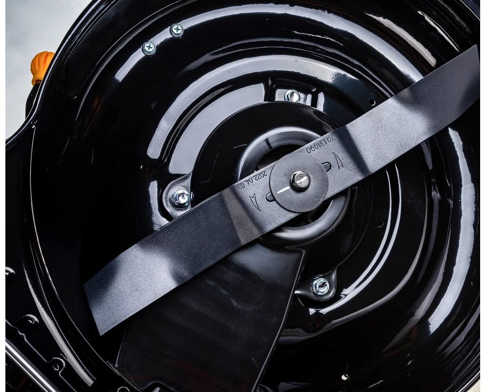 champion-lm4627-gazonokosilka-sboku-pravaya