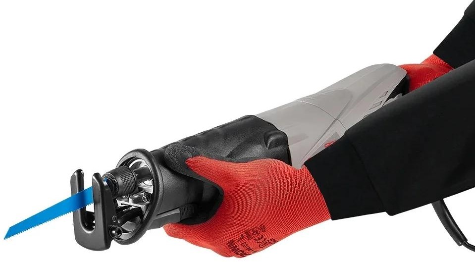 sabre-saw-crown-ct15133-protsess-raboty