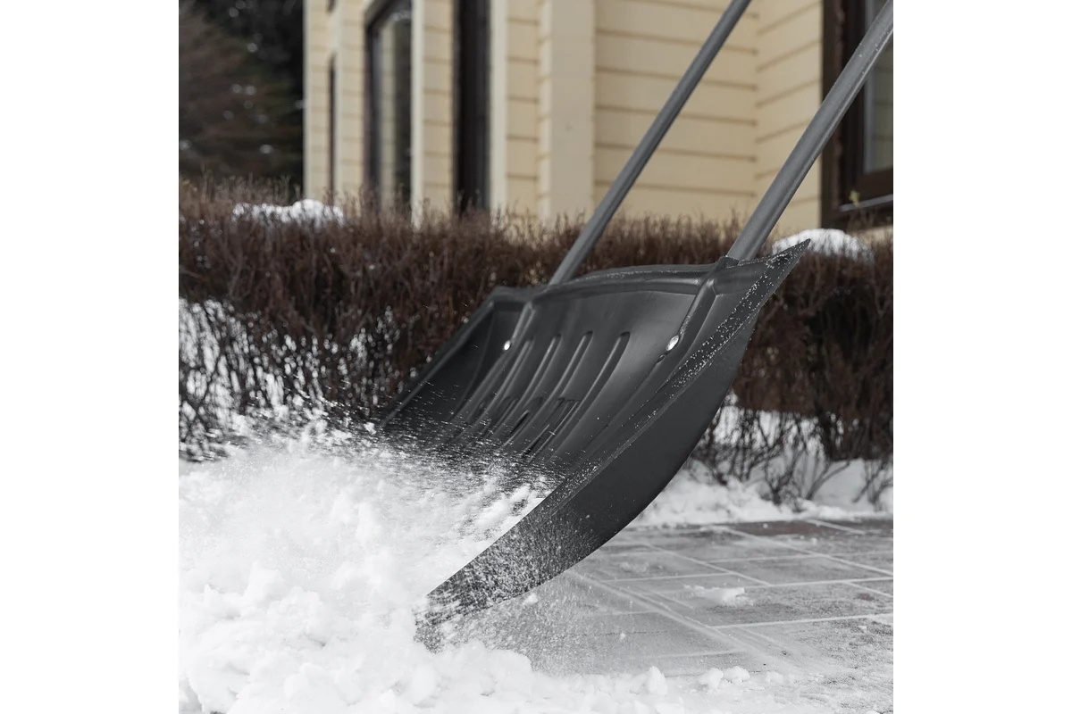 dvizhok-plastikovyi-dlya-snega-p-obraznaya-ruchka-790x450mm-sibrtex-rossiya-61594-ugol-zahvata