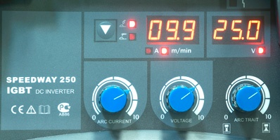 inverter-welding-semiautomatic-aurora-pro-speedway-200-igbt-control-panel