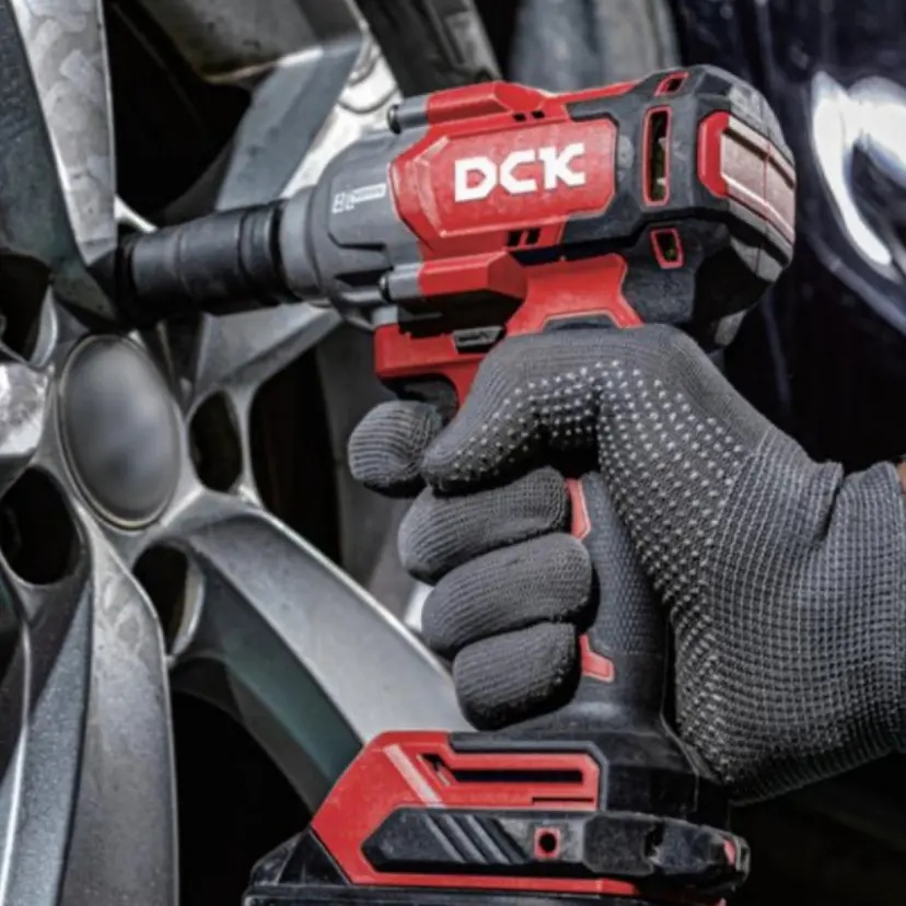 gaikovert-dck-kdpb488-udarnyi-akkumulyatornyi-rabota